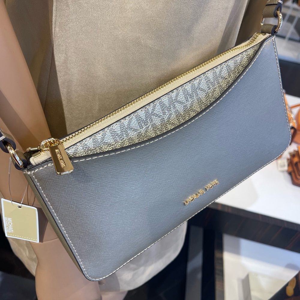 MICHAEL KORS Arden Medium Metallic Crossbody Bag
Pale Gold
NWT - Picture 4 of 16